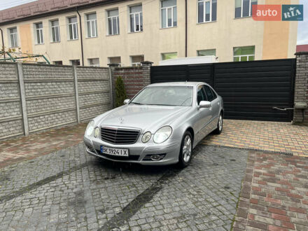 Мерседес Е-Клас 2008 у Костополе на Automoto.ua Сірий Мерседес Е-Клас, об'ємом двигуна 3 л та пробігом 295 тис. км за 11000 $, фото 1 на Automoto.ua
