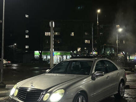 Серый Мерседес Е-Класс, объемом двигателя 2.99 л и пробегом 280 тыс. км за 9500 $, фото 1 на Automoto.ua