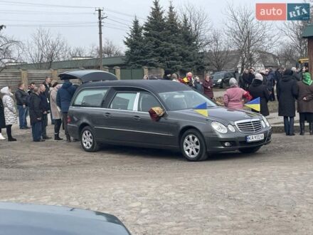 Сірий Мерседес Е-Клас, об'ємом двигуна 3 л та пробігом 256 тис. км за 29000 $, фото 1 на Automoto.ua