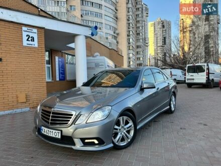 Сірий Мерседес Е-Клас, об'ємом двигуна 2.2 л та пробігом 261 тис. км за 11999 $, фото 1 на Automoto.ua