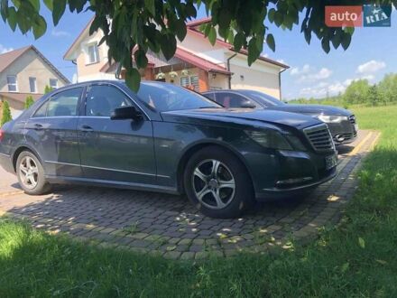 Мерседес Е-Класс 2011 в Яворове на Automoto.ua Серый Мерседес Е-Класс, объемом двигателя 2.14 л и пробегом 385 тыс. км за 10700 $, фото 1 на Automoto.ua