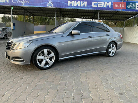 Мерседес Е-Класс 2011 в Хмельницком на Automoto.ua Серый Мерседес Е-Класс, объемом двигателя 2.14 л и пробегом 300 тыс. км за 15950 $, фото 1 на Automoto.ua