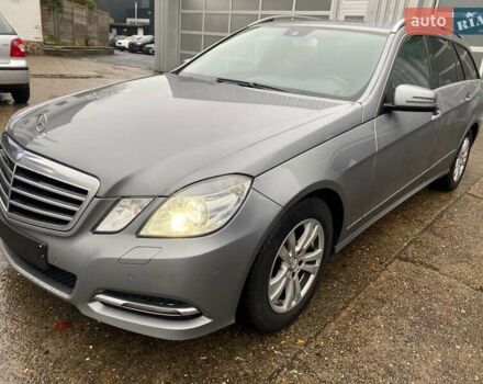 Серый Мерседес Е-Класс, объемом двигателя 2.2 л и пробегом 264 тыс. км за 12000 $, фото 1 на Automoto.ua