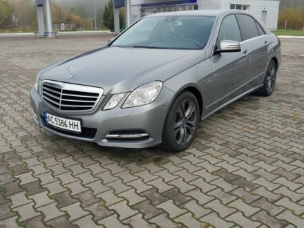 Сірий Мерседес Е-Клас, об'ємом двигуна 2.1 л та пробігом 327 тис. км за 13500 $, фото 1 на Automoto.ua