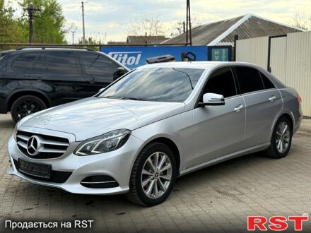 Серый Мерседес Е-Класс, объемом двигателя 2.1 л и пробегом 300 тыс. км за 18950 $, фото 1 на Automoto.ua