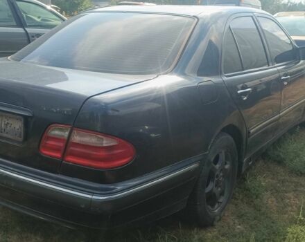 Синий Мерседес Е-Класс, объемом двигателя 3.2 л и пробегом 300 тыс. км за 500 $, фото 3 на Automoto.ua