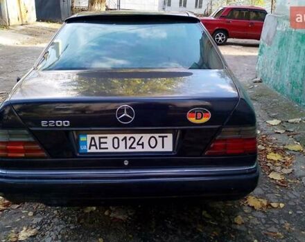 Синий Мерседес Е-Класс, объемом двигателя 2 л и пробегом 260 тыс. км за 3500 $, фото 2 на Automoto.ua