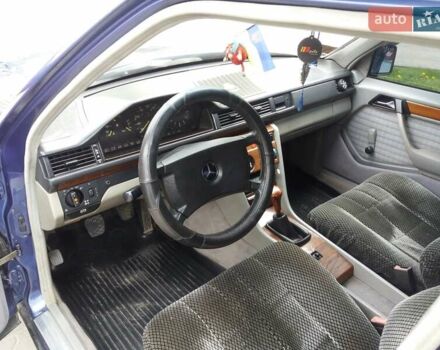 Синій Мерседес Е-Клас, об'ємом двигуна 2 л та пробігом 354 тис. км за 2000 $, фото 5 на Automoto.ua