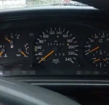 Синий Мерседес Е-Класс, объемом двигателя 2.55 л и пробегом 255 тыс. км за 2500 $, фото 8 на Automoto.ua