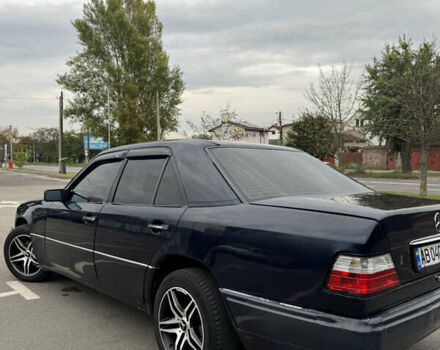 Синий Мерседес Е-Класс, объемом двигателя 2.3 л и пробегом 370 тыс. км за 2900 $, фото 5 на Automoto.ua