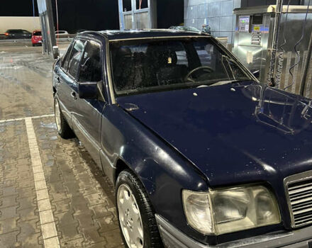 Синий Мерседес Е-Класс, объемом двигателя 2 л и пробегом 376 тыс. км за 3000 $, фото 4 на Automoto.ua