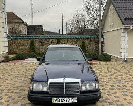 Синий Мерседес Е-Класс, объемом двигателя 2 л и пробегом 390 тыс. км за 1950 $, фото 3 на Automoto.ua