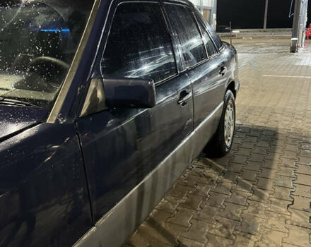 Синий Мерседес Е-Класс, объемом двигателя 2 л и пробегом 376 тыс. км за 3000 $, фото 3 на Automoto.ua