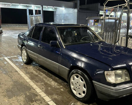 Синий Мерседес Е-Класс, объемом двигателя 2 л и пробегом 376 тыс. км за 3000 $, фото 1 на Automoto.ua