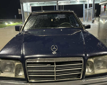 Синий Мерседес Е-Класс, объемом двигателя 2 л и пробегом 376 тыс. км за 3000 $, фото 5 на Automoto.ua