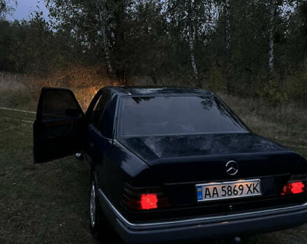 Синий Мерседес Е-Класс, объемом двигателя 2 л и пробегом 376 тыс. км за 3000 $, фото 11 на Automoto.ua