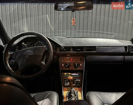 Синий Мерседес Е-Класс, объемом двигателя 2 л и пробегом 376 тыс. км за 3000 $, фото 9 на Automoto.ua