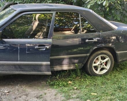 Синій Мерседес Е-Клас, об'ємом двигуна 2 л та пробігом 350 тис. км за 2010 $, фото 1 на Automoto.ua