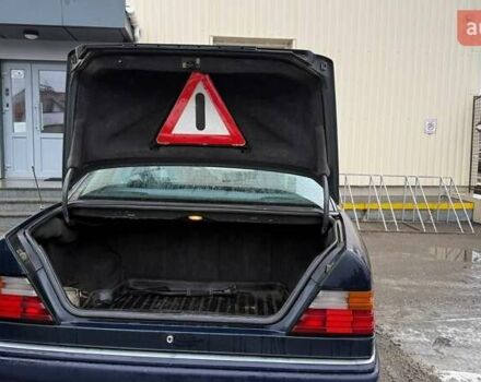 Синій Мерседес Е-Клас, об'ємом двигуна 2 л та пробігом 305 тис. км за 1200 $, фото 6 на Automoto.ua