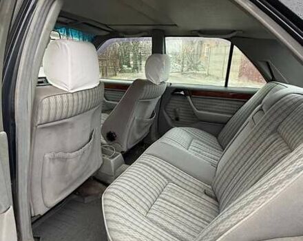 Синій Мерседес Е-Клас, об'ємом двигуна 2 л та пробігом 305 тис. км за 1200 $, фото 1 на Automoto.ua