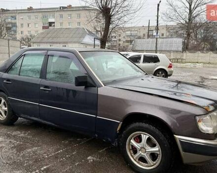 Синій Мерседес Е-Клас, об'ємом двигуна 2 л та пробігом 305 тис. км за 1200 $, фото 2 на Automoto.ua