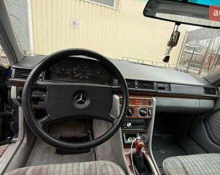 Синій Мерседес Е-Клас, об'ємом двигуна 2 л та пробігом 305 тис. км за 1200 $, фото 3 на Automoto.ua