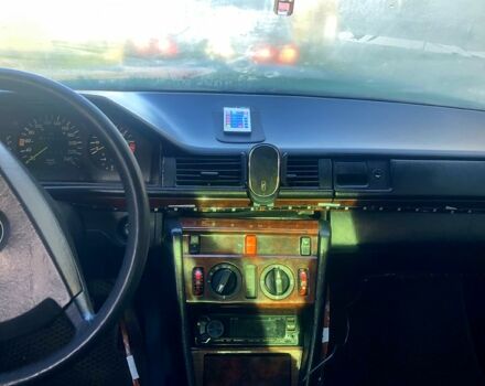 Синий Мерседес Е-Класс, объемом двигателя 2.6 л и пробегом 430 тыс. км за 1200 $, фото 10 на Automoto.ua