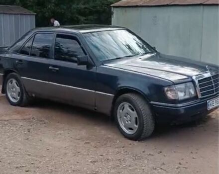 Синій Мерседес Е-Клас, об'ємом двигуна 2.6 л та пробігом 300 тис. км за 2200 $, фото 1 на Automoto.ua