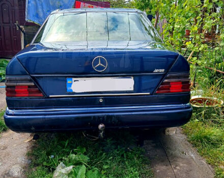 Синій Мерседес Е-Клас, об'ємом двигуна 2 л та пробігом 300 тис. км за 1700 $, фото 5 на Automoto.ua