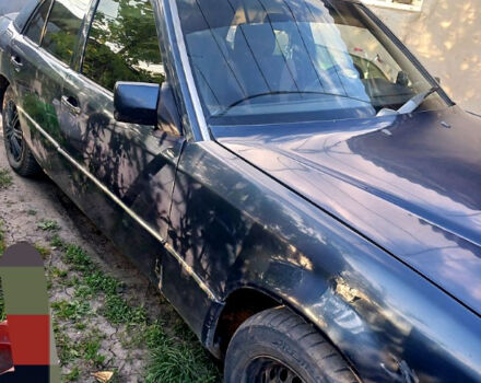 Синій Мерседес Е-Клас, об'ємом двигуна 2 л та пробігом 300 тис. км за 1700 $, фото 1 на Automoto.ua