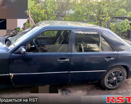 Синій Мерседес Е-Клас, об'ємом двигуна 2 л та пробігом 300 тис. км за 1700 $, фото 2 на Automoto.ua