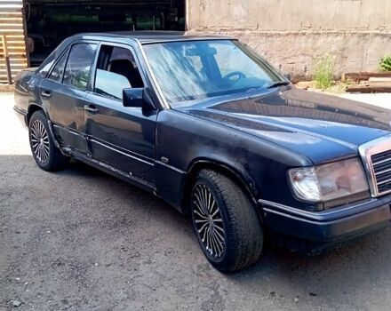 Синий Мерседес Е-Класс, объемом двигателя 2 л и пробегом 230 тыс. км за 1600 $, фото 2 на Automoto.ua