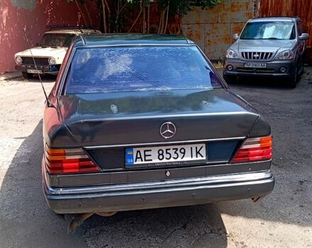 Синий Мерседес Е-Класс, объемом двигателя 2 л и пробегом 230 тыс. км за 1600 $, фото 4 на Automoto.ua