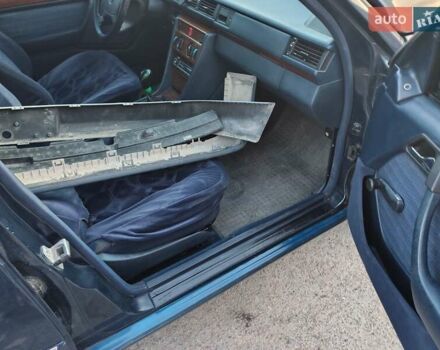 Синий Мерседес Е-Класс, объемом двигателя 2.5 л и пробегом 614 тыс. км за 2700 $, фото 2 на Automoto.ua