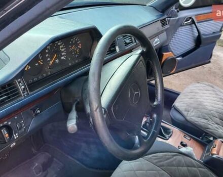 Синий Мерседес Е-Класс, объемом двигателя 2.8 л и пробегом 400 тыс. км за 2800 $, фото 2 на Automoto.ua