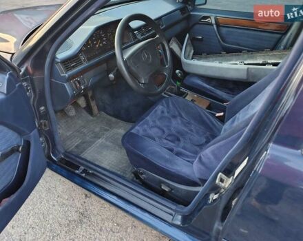 Синий Мерседес Е-Класс, объемом двигателя 2.5 л и пробегом 614 тыс. км за 2700 $, фото 5 на Automoto.ua