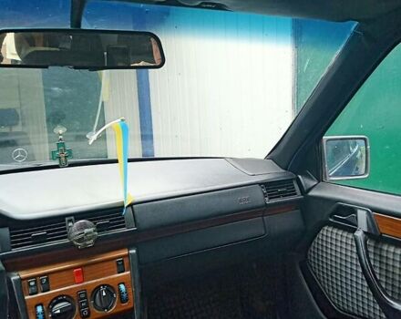 Синий Мерседес Е-Класс, объемом двигателя 2.2 л и пробегом 462 тыс. км за 2550 $, фото 8 на Automoto.ua