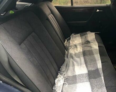 Синий Мерседес Е-Класс, объемом двигателя 2.2 л и пробегом 497 тыс. км за 1100 $, фото 7 на Automoto.ua