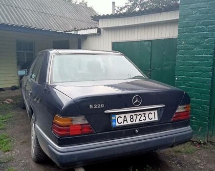 Синий Мерседес Е-Класс, объемом двигателя 2.2 л и пробегом 462 тыс. км за 2550 $, фото 2 на Automoto.ua
