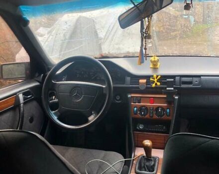 Синий Мерседес Е-Класс, объемом двигателя 2.2 л и пробегом 497 тыс. км за 1100 $, фото 6 на Automoto.ua