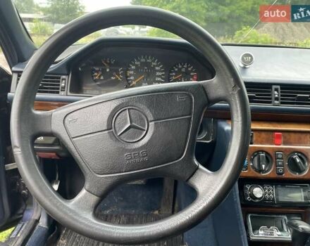 Синий Мерседес Е-Класс, объемом двигателя 2.2 л и пробегом 358 тыс. км за 2200 $, фото 5 на Automoto.ua