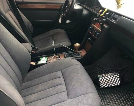 Синий Мерседес Е-Класс, объемом двигателя 2.2 л и пробегом 497 тыс. км за 1100 $, фото 4 на Automoto.ua