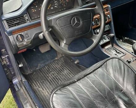 Синий Мерседес Е-Класс, объемом двигателя 2.2 л и пробегом 358 тыс. км за 2200 $, фото 4 на Automoto.ua