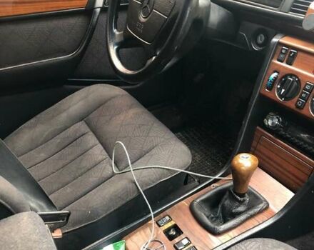 Синий Мерседес Е-Класс, объемом двигателя 2.2 л и пробегом 497 тыс. км за 1100 $, фото 5 на Automoto.ua