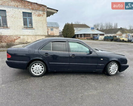 Синий Мерседес Е-Класс, объемом двигателя 2.3 л и пробегом 500 тыс. км за 2300 $, фото 3 на Automoto.ua