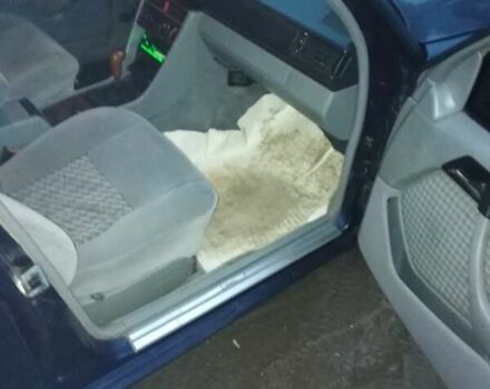 Синий Мерседес Е-Класс, объемом двигателя 2 л и пробегом 315 тыс. км за 3500 $, фото 1 на Automoto.ua