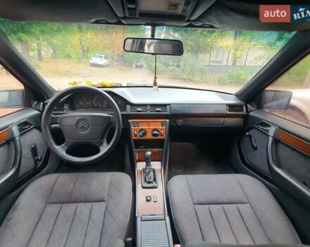 Мерседес Е-Класс 1995 в Кривом Роге на Automoto.ua Синий Мерседес Е-Класс, объемом двигателя 2 л и пробегом 295 тыс. км за 2600 $, фото 13 на Automoto.ua