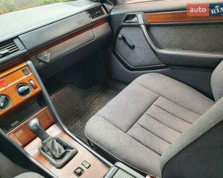 Мерседес Е-Класс 1995 в Кривом Роге на Automoto.ua Синий Мерседес Е-Класс, объемом двигателя 2 л и пробегом 295 тыс. км за 2600 $, фото 14 на Automoto.ua