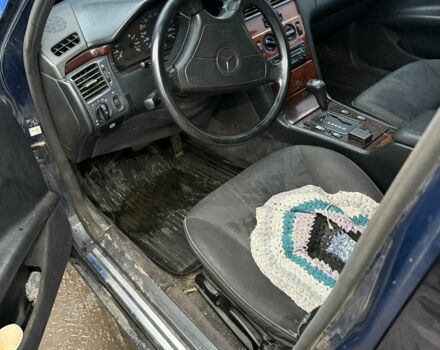 Синий Мерседес Е-Класс, объемом двигателя 2.2 л и пробегом 461 тыс. км за 2200 $, фото 6 на Automoto.ua