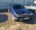 Синій Мерседес Е-Клас, об'ємом двигуна 2 л та пробігом 350 тис. км за 2200 $, фото 1 на Automoto.ua